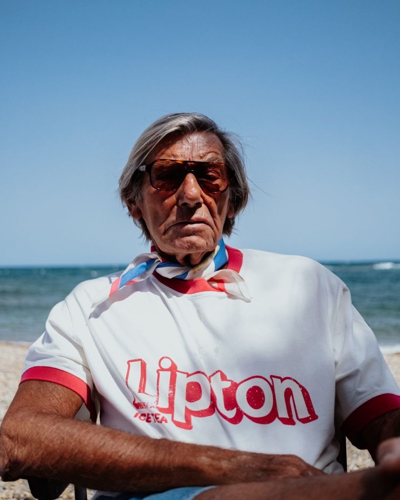 Homme portant le t-shirt Lipton Sea & Sip sur une plage – collection été 2025 Cruel Pancake x Lipton
