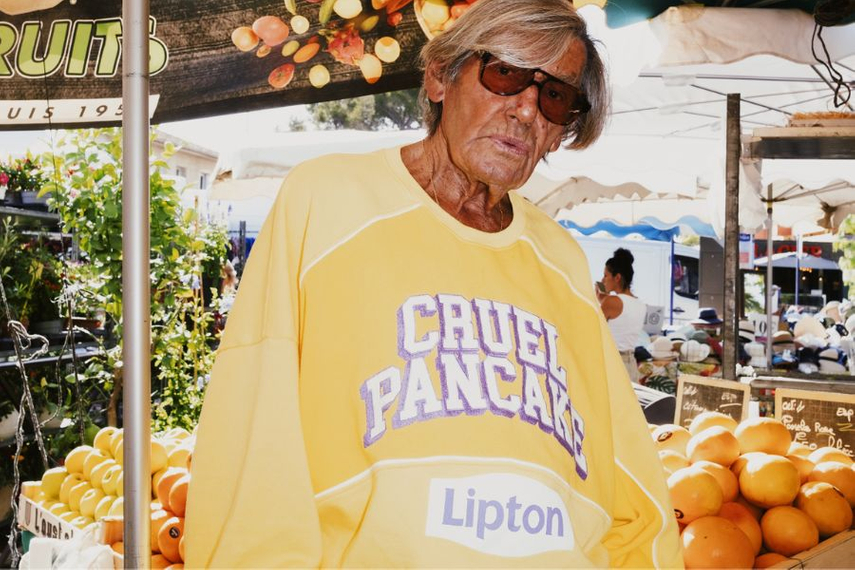 Sweat Cruel Pancake couleur citron porté lors d’un marché d’été – édition limitée Lipton 2025

